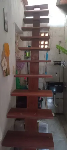 Escada em moqno linda perfeita pra quem corti madeira de lei