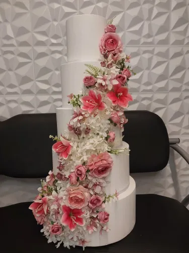Bolo cenográfico branco com flores diversas (casamento,aniversário) 75 cm de altura