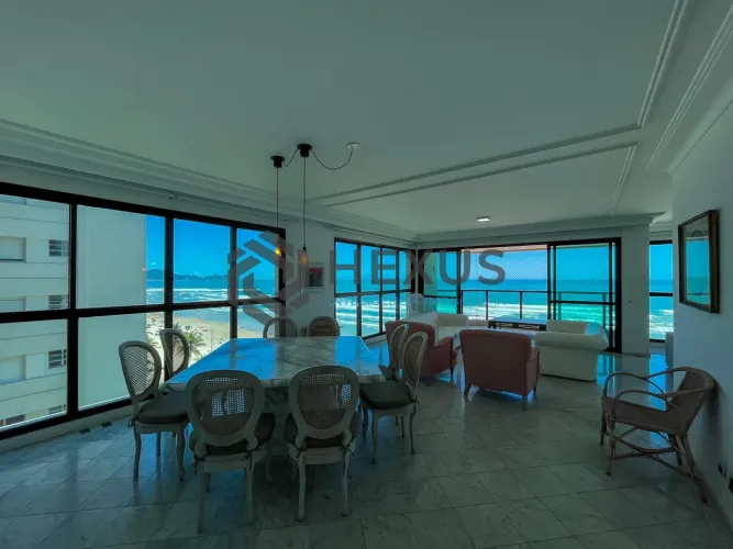 Apartamento reformado frente mar com varanda e lazer na Praia das Pitangueiras, Guaruja
