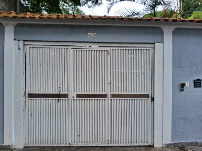 CASA COM 5 DORMITORIOS E EDICULA NO FUNDO PARA LOCAÇÃO COM VALOR ACESSIVEL, VENHA AGENDAR 