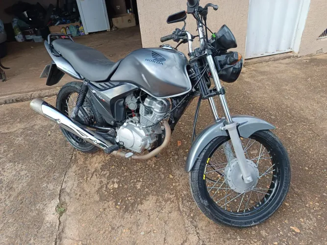 Vende se Fan 150 ESI 2011. Pneus novos, tudo pago, Moto super Extra *