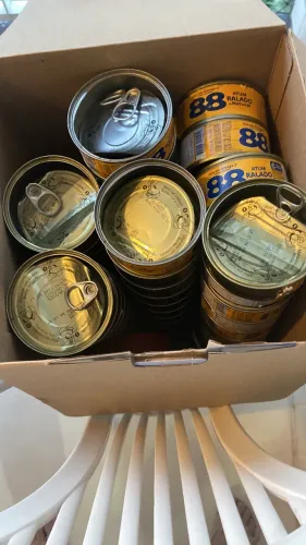 Doação de 50 latas vazias de atum