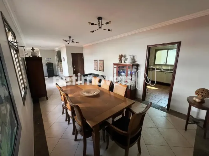 Cobertura Espaçosa de 400 m²; no Liberdade