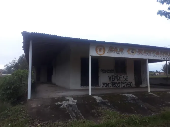 Casa com ponto para comercial.