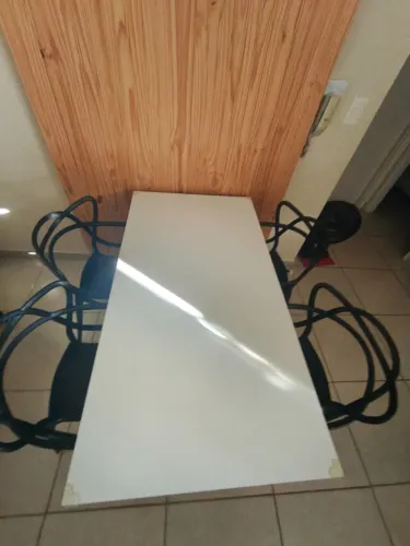 Mesa de jantar com 4 cadeiras 