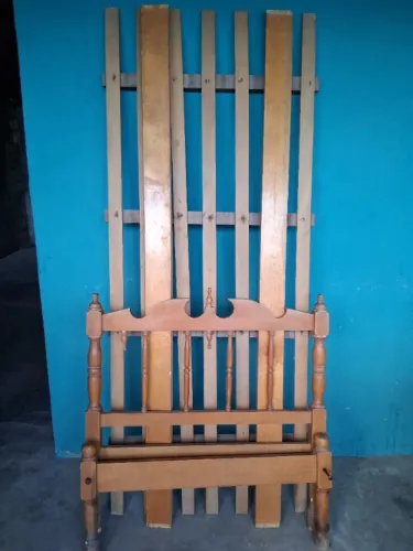 Cama solteiro de madeira