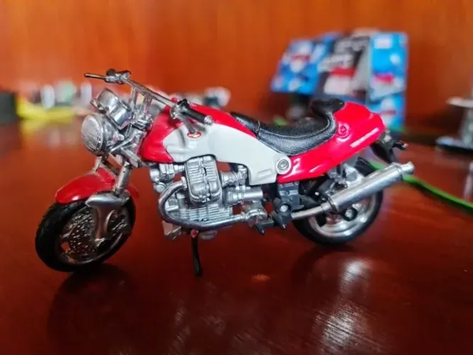 Moto Guzzi V10 Centauro Vermelha - Maisto - Escala 1:18