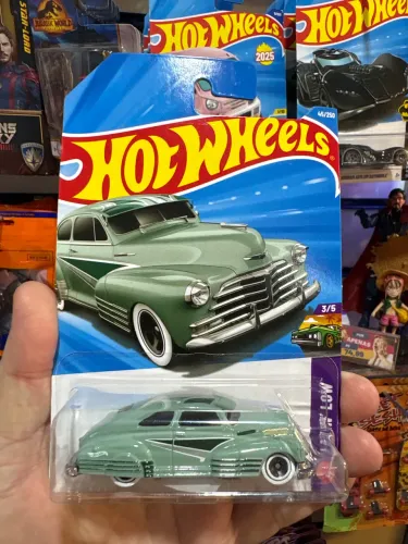Carrinho hot wheels 47 chevy feetline