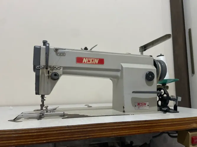 Maquina de costura industrial reta NISSIN