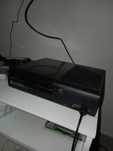 Xbox 360 Slim RGH (Desbloqueado) - Detalhe no Driver/Painel Frontal