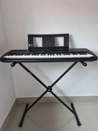 Teclado YAMAHA PSR E 383 Semi novo 