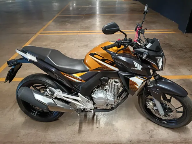 CB 250 Twister nova apenas 0.293km originais. Quem pagar primeiro leva.