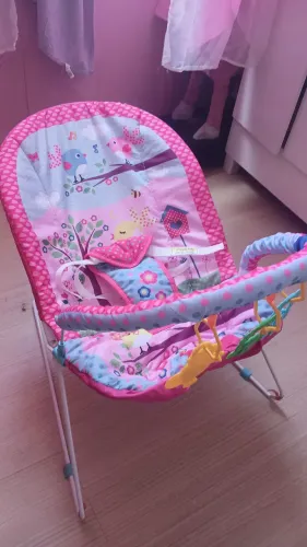 Cadeirinha de descanso bebê, semi nova, ela não toca e nem vibra