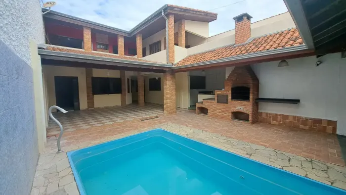Casa com 3 suites e piscina em Sorocaba