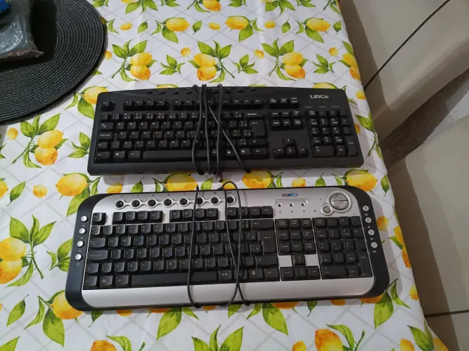 2 teclados Computador