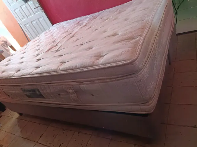 Conjunto de base Queen+ colchão de casal Queen.. Colchão já tá higienizado