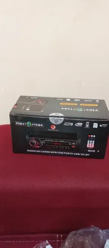 Rádio FM e bluetooth.