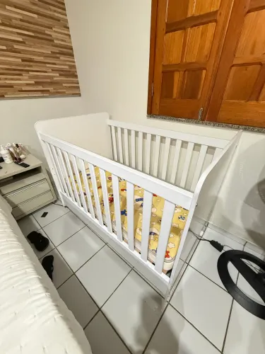 Berço Americano 3x1com colchão incluso e rodinhas.
