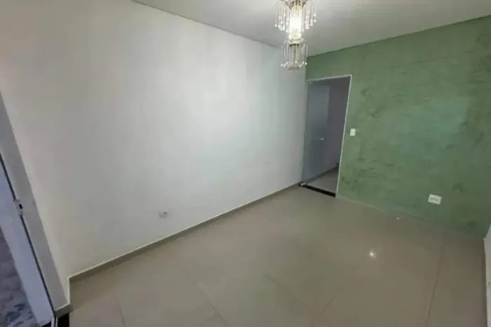 Sobrado à venda em Santo André (Vila Helena) 2 suítes, 2 vagas e frente para a Praça Dout