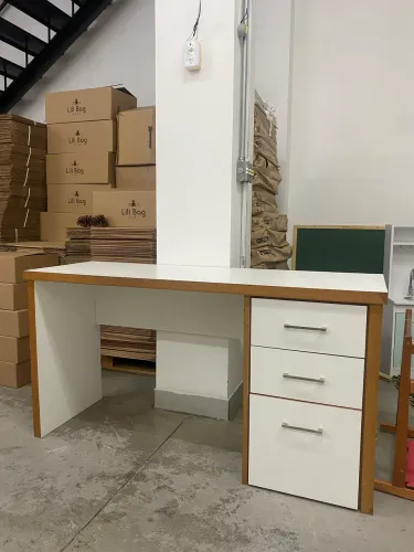 Mesa de Escritório Grande com 3 Gavetas - Excelente Estado