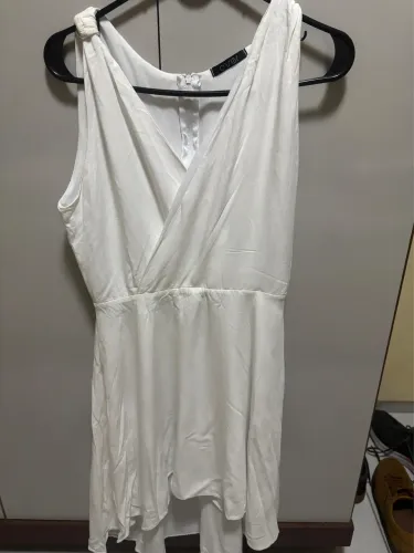 Vestido branco (curto na frente e longo atrás)
