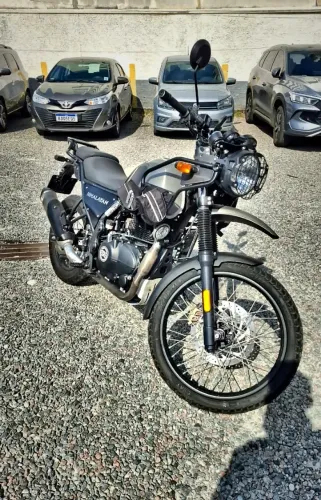 Royal Enfield Himalayan 411 2023 completa, revisada e com acessórios
