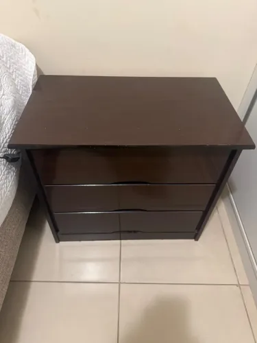 Escrivaninha com 3 gavetas espaçosa
