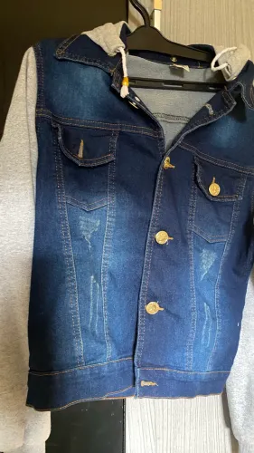 Jaqueta jeans moletom semi nova usada duas vezes só