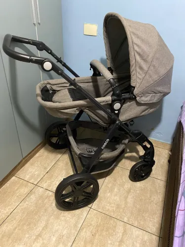 Carrinho cosco acompanha bebê conforto