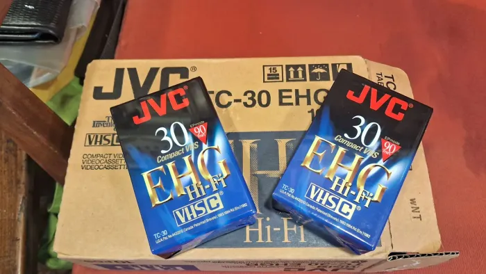 8 fitas de vídeo virgens e compactas do modelo JVC TC-30 EHG Hi-Fi VHS-C.
