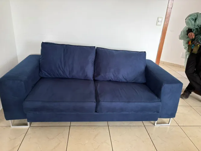 Vendo sofá novo azul 02 lugares mas tamanho pra 03 pessoas