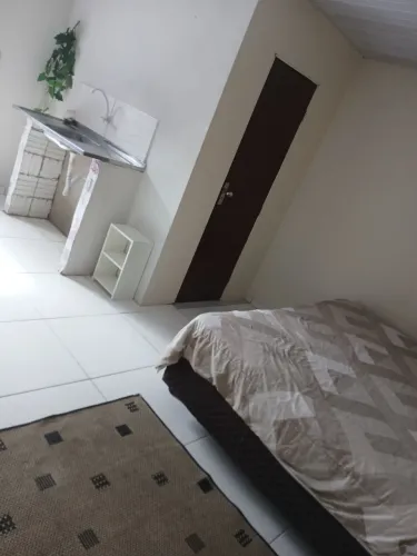 Quarto conjugado com cozinha e banheiro, R$900,00 incluso água e luz para uma pessoa.