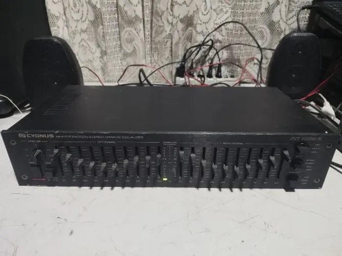equalizador grafico cygnus modelo GE-1800x funcionando em bom estado