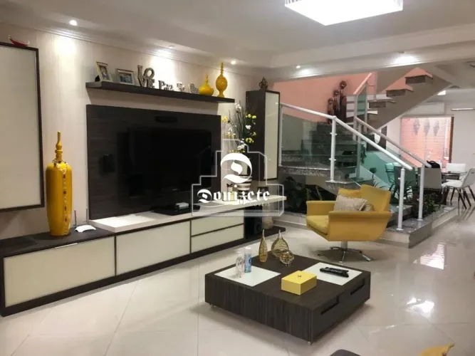 Sobrado para venda possui 298 m² com 3 suites/Piscina na Vila Assunção - Santo André - SP