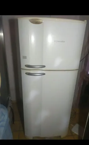 Vendo uma geladeira FROSTFREE