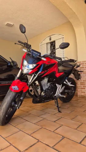 HONDA CB 300F (ganhe uma tattoo de brinde) 2023 TWISTER Vermelha