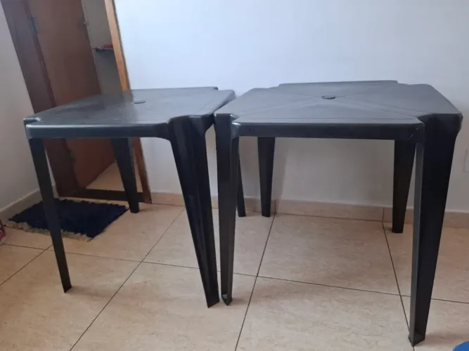 Duas mesas de plástico na cor preta 