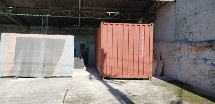Container 20 pés (Standard): 6,06m (C) x 2,44m (L) x 2,59m (A)