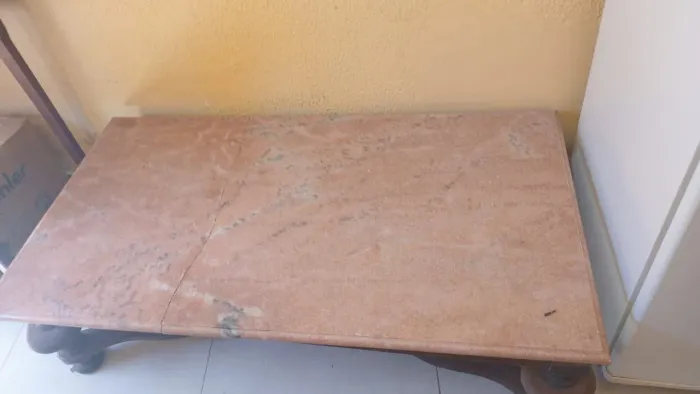 Mesa de madeira com tampa de mármore Rosa