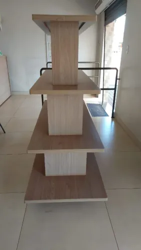 Prateleira para exposição de produtos em madeira.