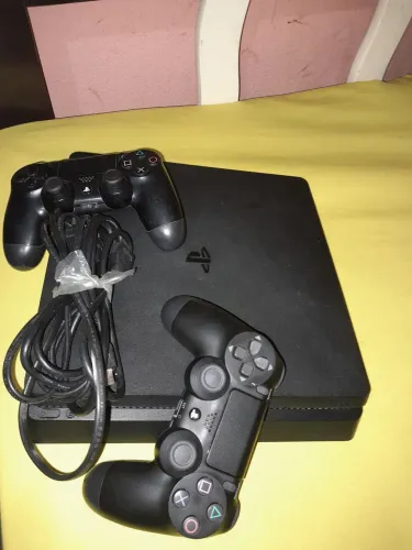PS4 slim COM DOIS CONTROLE E OS CABOS 