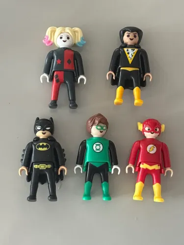 Bonecos playmobil liga da justiça
