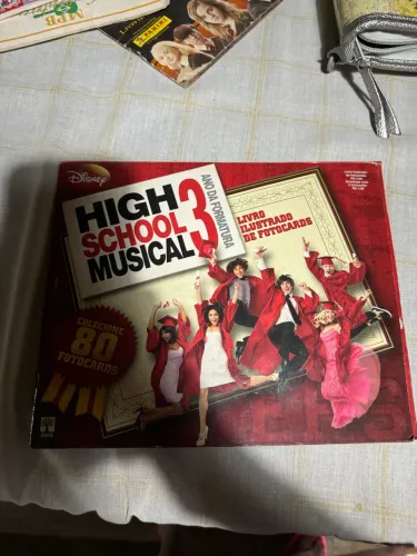 Álbum antigo de figurinhas do High School Musical quase completo 