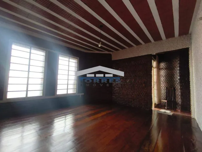 CASA AMPLA PARA FAMÍLIA | 3 QUARTOS, SUÍTE E POSSIBILIDADE DE GARAGEM