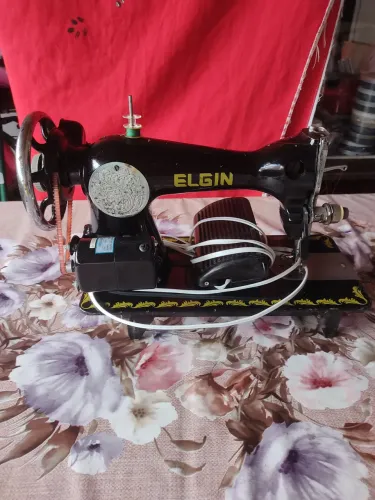 Máquina de costura Elgin 