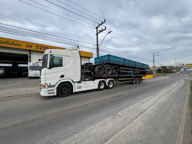 Scania 540 6x4 com 9 eixos seca p container