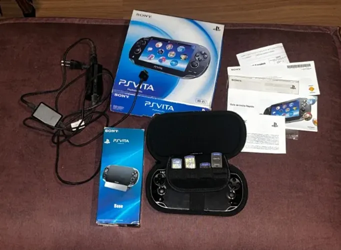 Sony PlayStation Vita PS Vita OLED PCH-1010 Completo + Caixa + Persona 4 Golden + 32GB