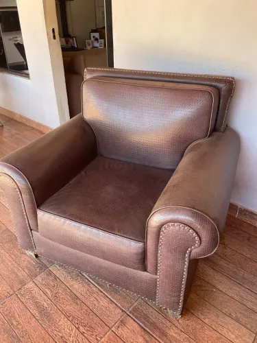 Poltronas coloniais de couro e madeira Jatoba