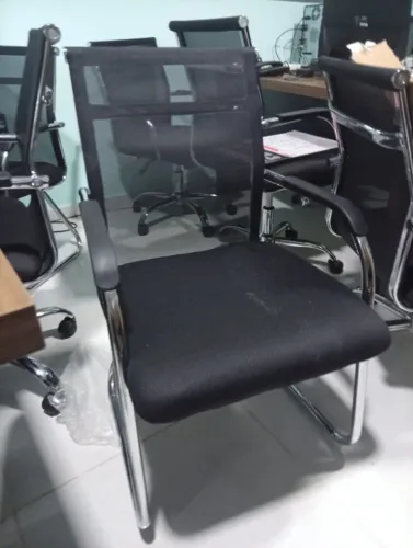 Cadeira de escritório fixa, pés metal semi nova