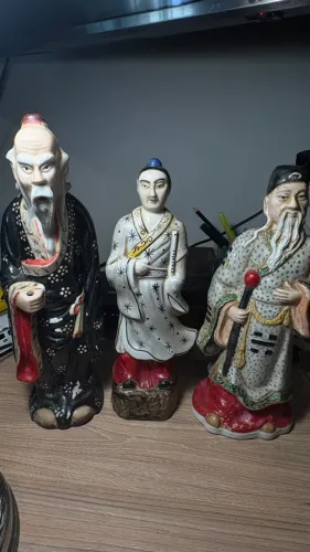 Trio de Estatuetas Orientais em Porcelana - Sábios Chineses Vintage